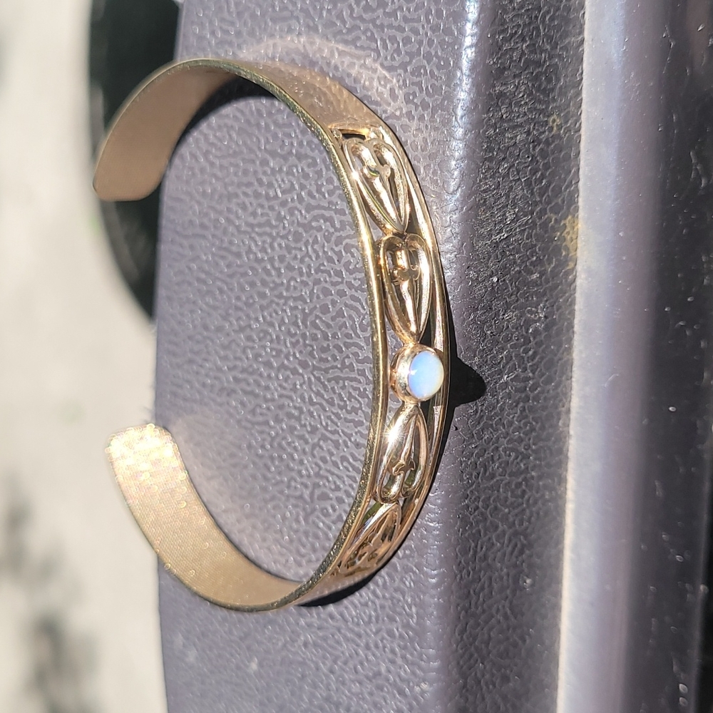 Vintage Avon Bracelet with stone. - Picture 1 of 8